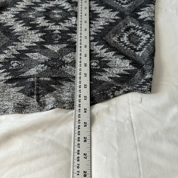 Elegant V-Neck Sweater with Geometric Pattern - Picture 9 of 12